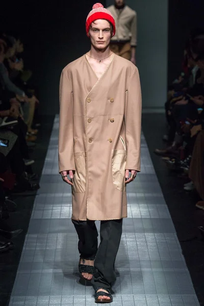 Look 32